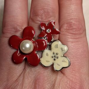 Vintage bunch of flowers of red & off white statement ring s 9-14